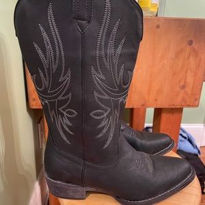 Black women’s cowboy boots - size 9 women’s.